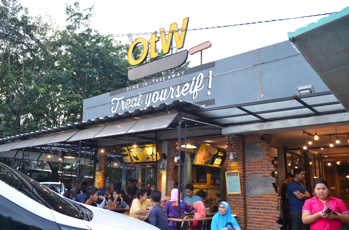 OTW Food Street: Tren Tempat Nongkrong Baru di Kelapa 